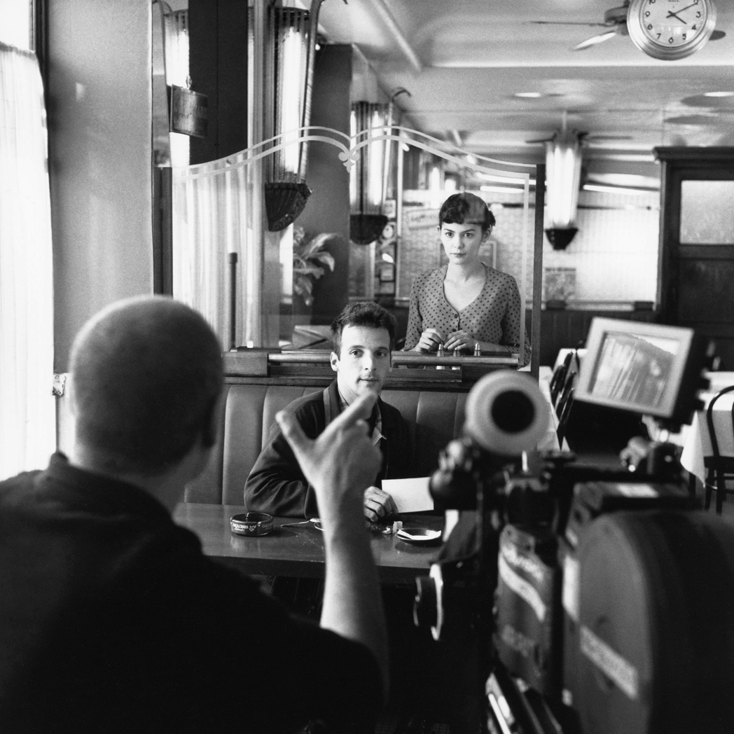 Jean-Pierre Jeunet (de dos) sur le tournage du "Fabuleux Destin d’Amélie Poulain", avec Mathieu Kassovitz et Audrey Tautou © Jean-Pierre Jeunet
