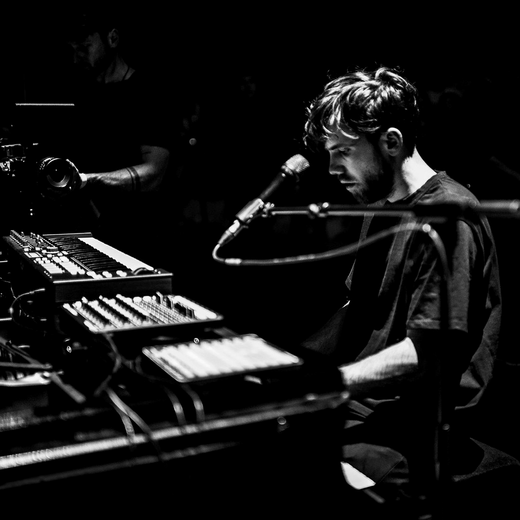 LAAKE (Raphaël Beau) au Théâtre du Châtelet pour "ARTE Concert fait son Piano Day" (2020) © Hana Ofangel