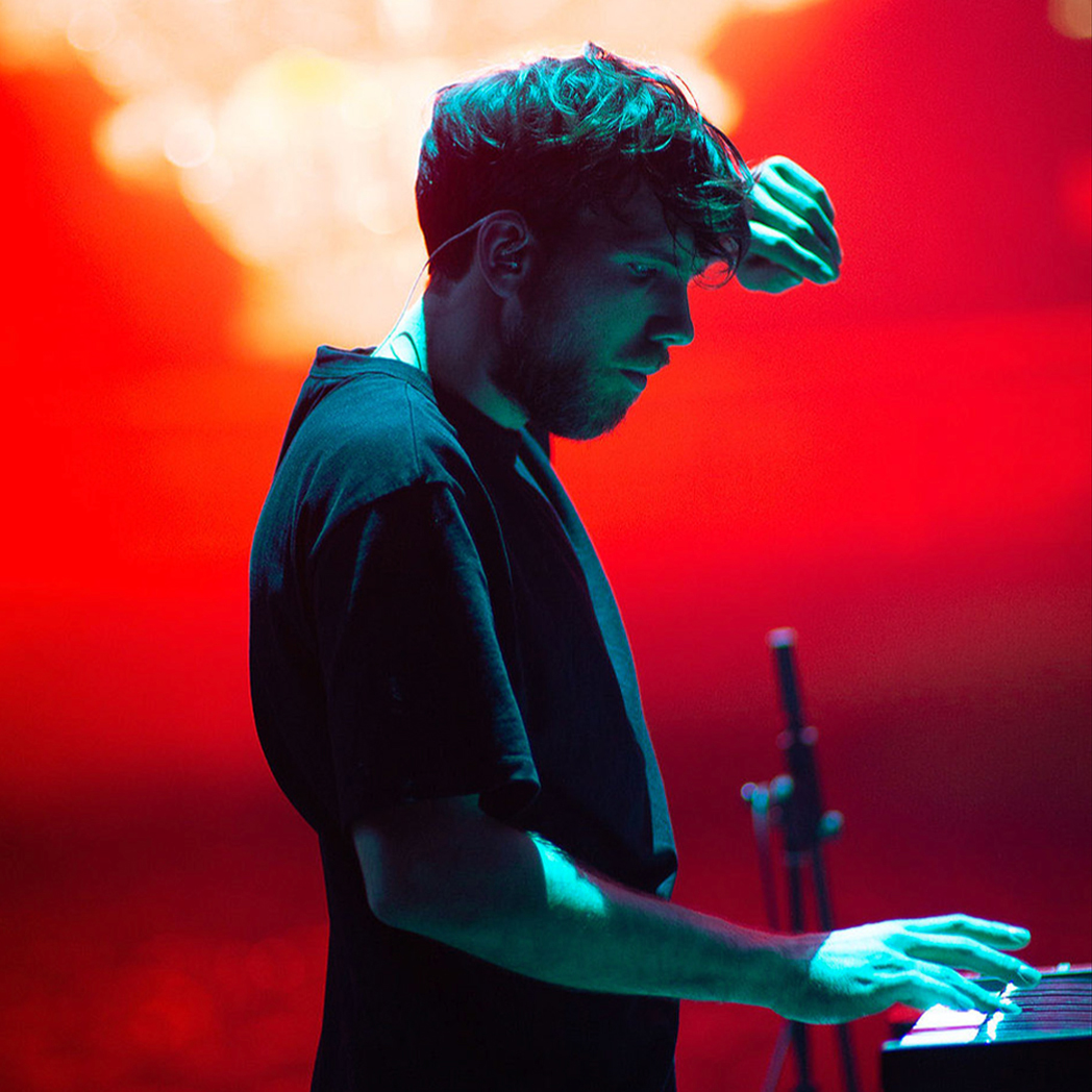 LAAKE (Raphaël Beau) au Théâtre du Châtelet pour "ARTE Concert fait son Piano Day" (2020) © Hana Ofangel