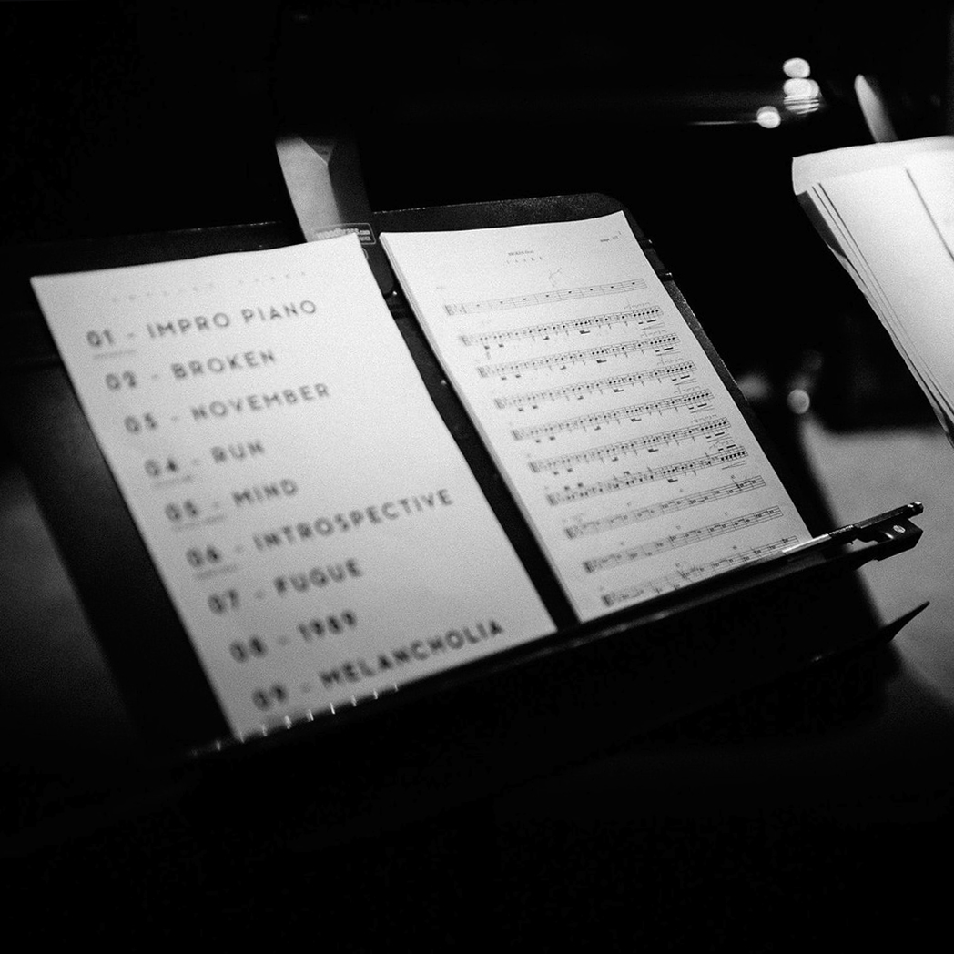 setlist du concert et partitions d'un musicien de LAAKE © Hana Ofangel