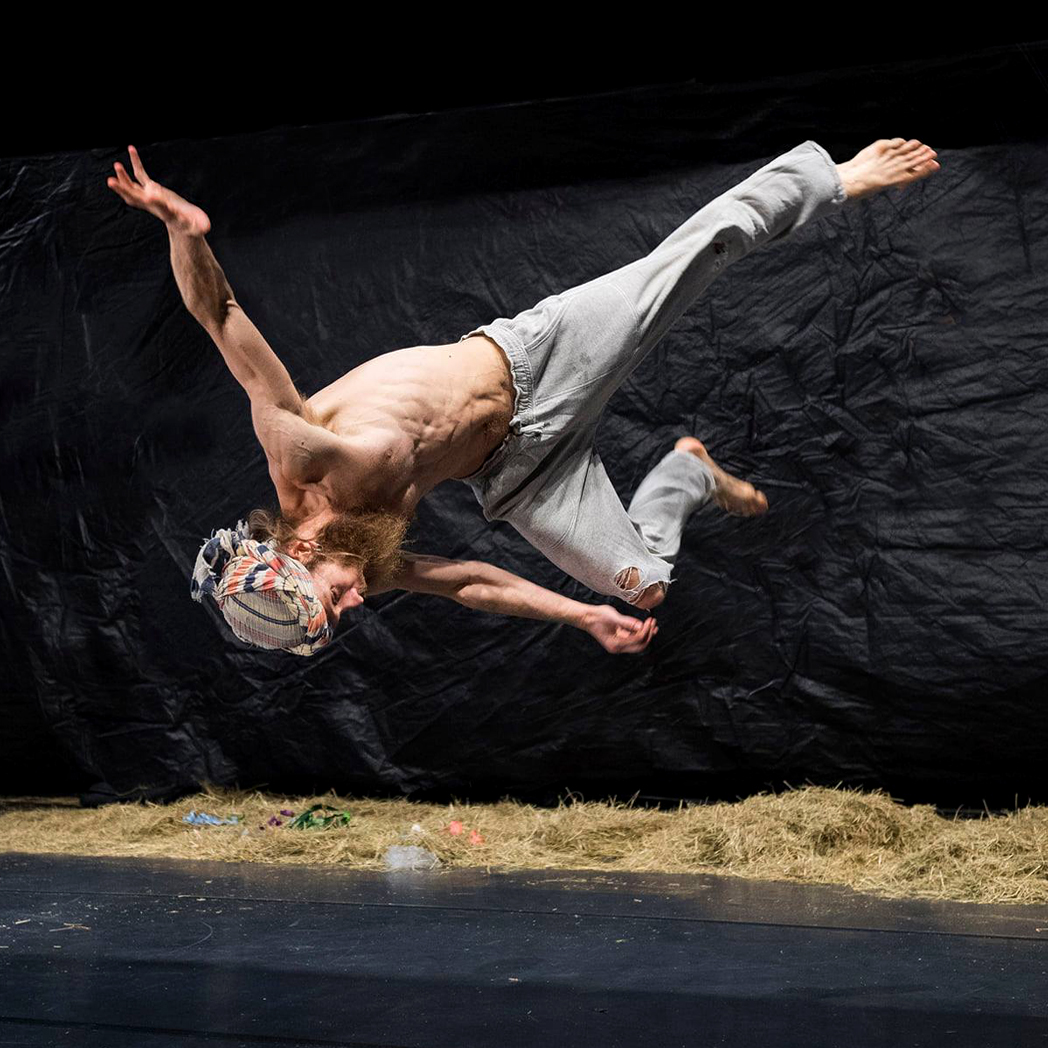 le danseur Arthur Bernard Bazin lors d'une répétition d'"In extremis", de Frédéric Cellé © Laurent Philippe