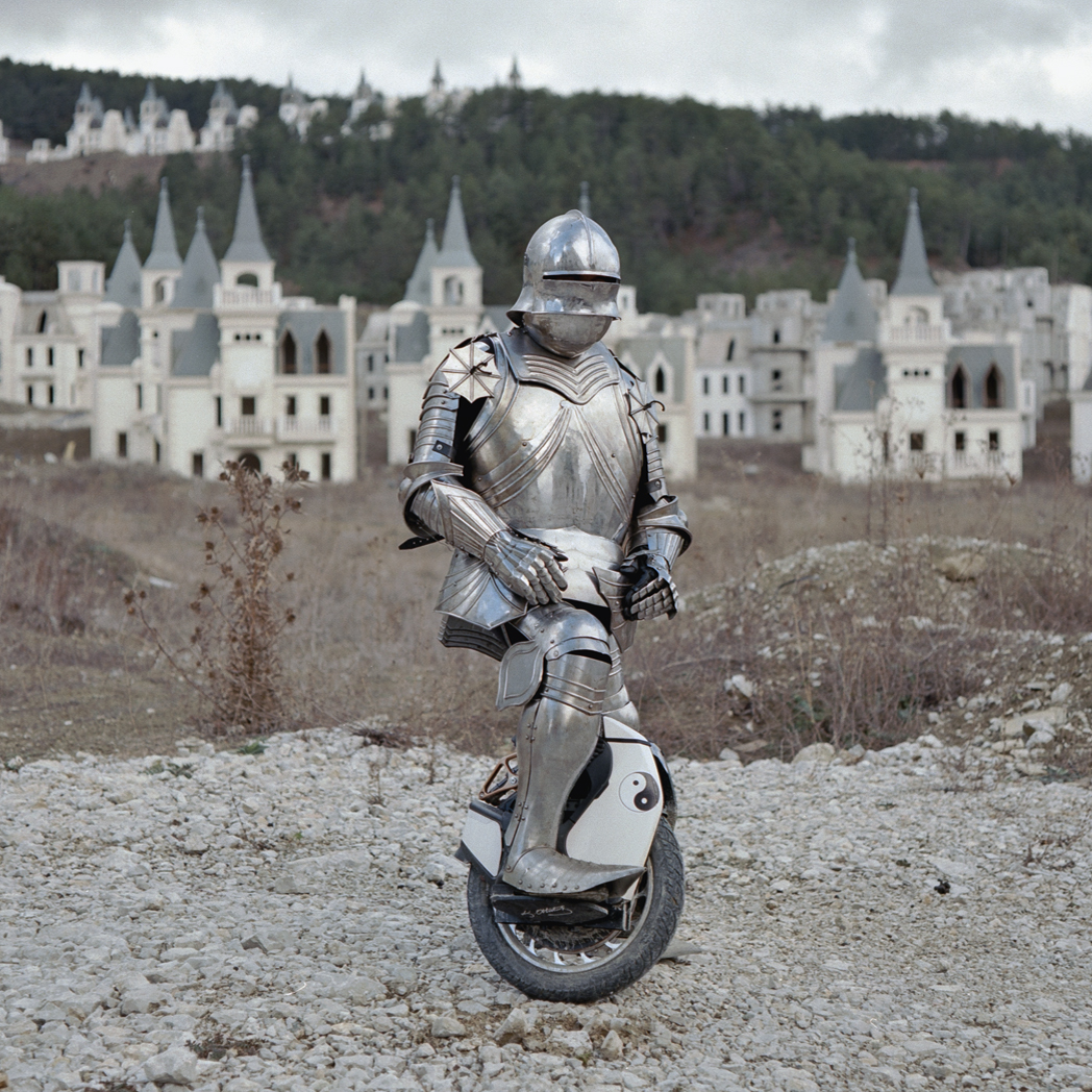 le chevalier dans le clip de "Belladone" réalisé par Filip Nilsson pour Gaspard Augé © Filip Nilsson