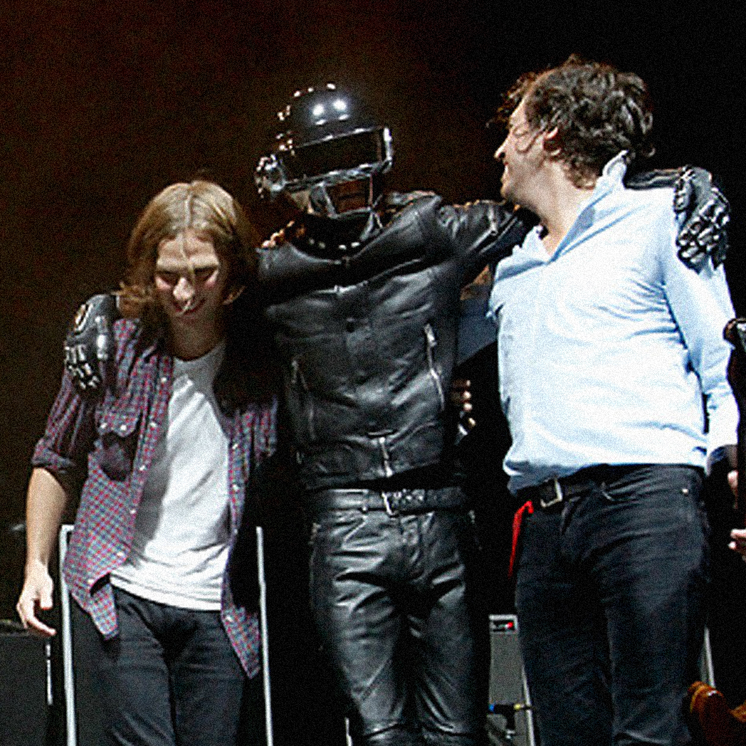 Phoenix et Daft Punk (de gauche à droite : Deck d'Arcy, Thomas Bangalter et Christian Mazzalai) sur la scène du Madison Square Garden (New York), le 20 octobre 2010 © DR