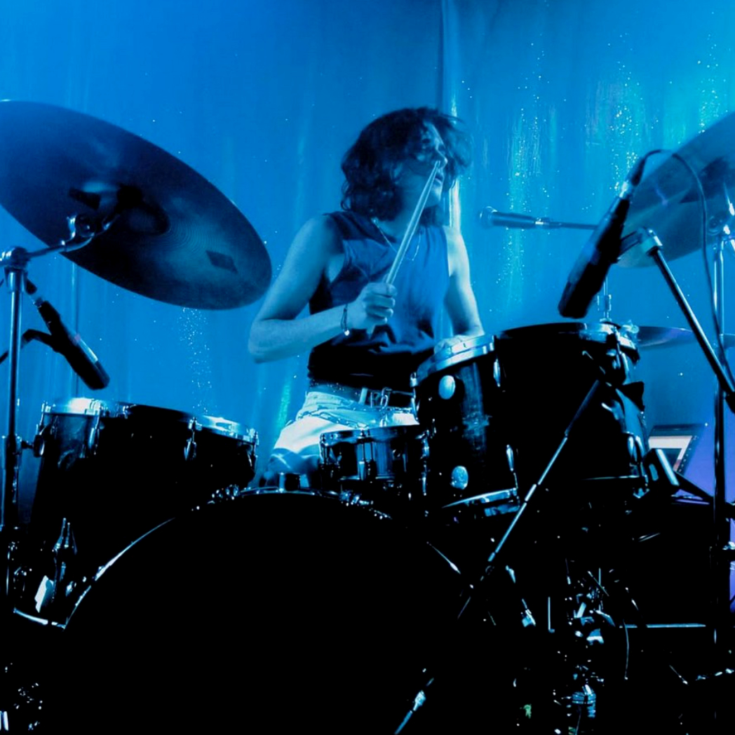 Please (Louis Badha) sur la scène de La Maroquinerie (2024) © Hector Passat