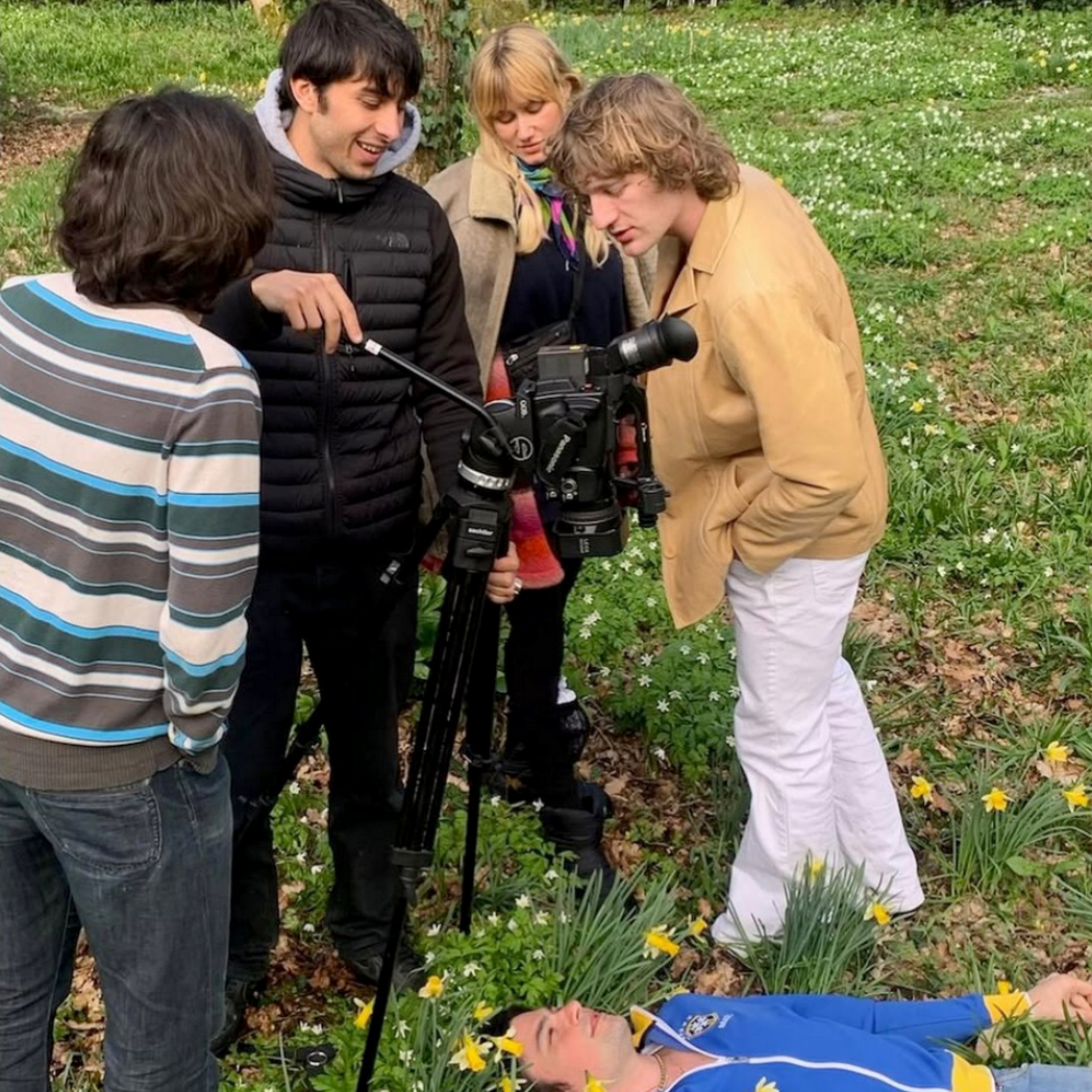 Please (Louis Badha, à gauche, Aristide Lacarrère, à droite, et Dylan Amsellem, en bas), le directeur de la photographie Ulysse Gilbert Castel et la réalisatrice Alice Moitié (au centre) sur le tournage du clip de "It’s Only A Band" (2023) © archives personnelles de Please