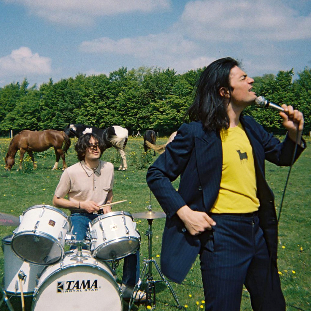 de gauche à droite : Louis Badha et Dylan Amsellem sur le tournage du clip de "Fun and Games" réalisé par Solal Brussel (2022) © Pauline Palisson, archives personnelles de Please