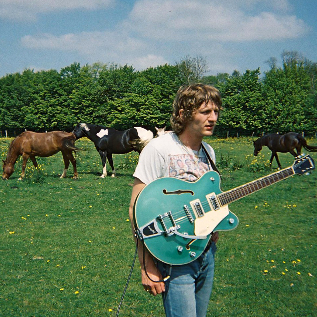 Aristide Lacarrère sur le tournage du clip de "Fun and Games" réalisé par Solal Brussel (2022) © Pauline Palisson, archives personnelles de Please