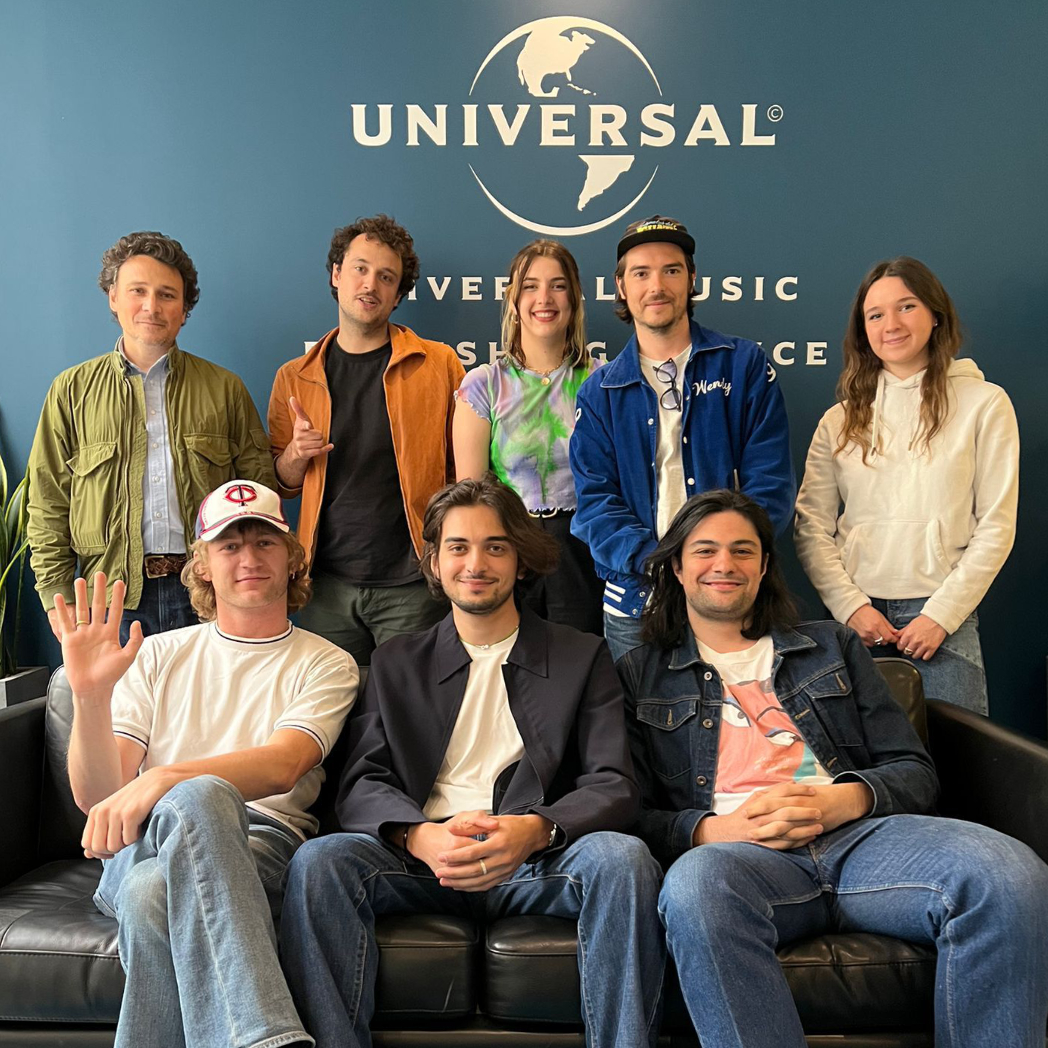 Please (au premier plan, de gauche à droite : Aristide Lacarrère, Louis Badha et Dylan Amsellem) lors de leur signature d'un contrat d'édition exclusif avec Universal Music Publishing France (2022) © archives personnelles de Please / Universal Music Publishing France