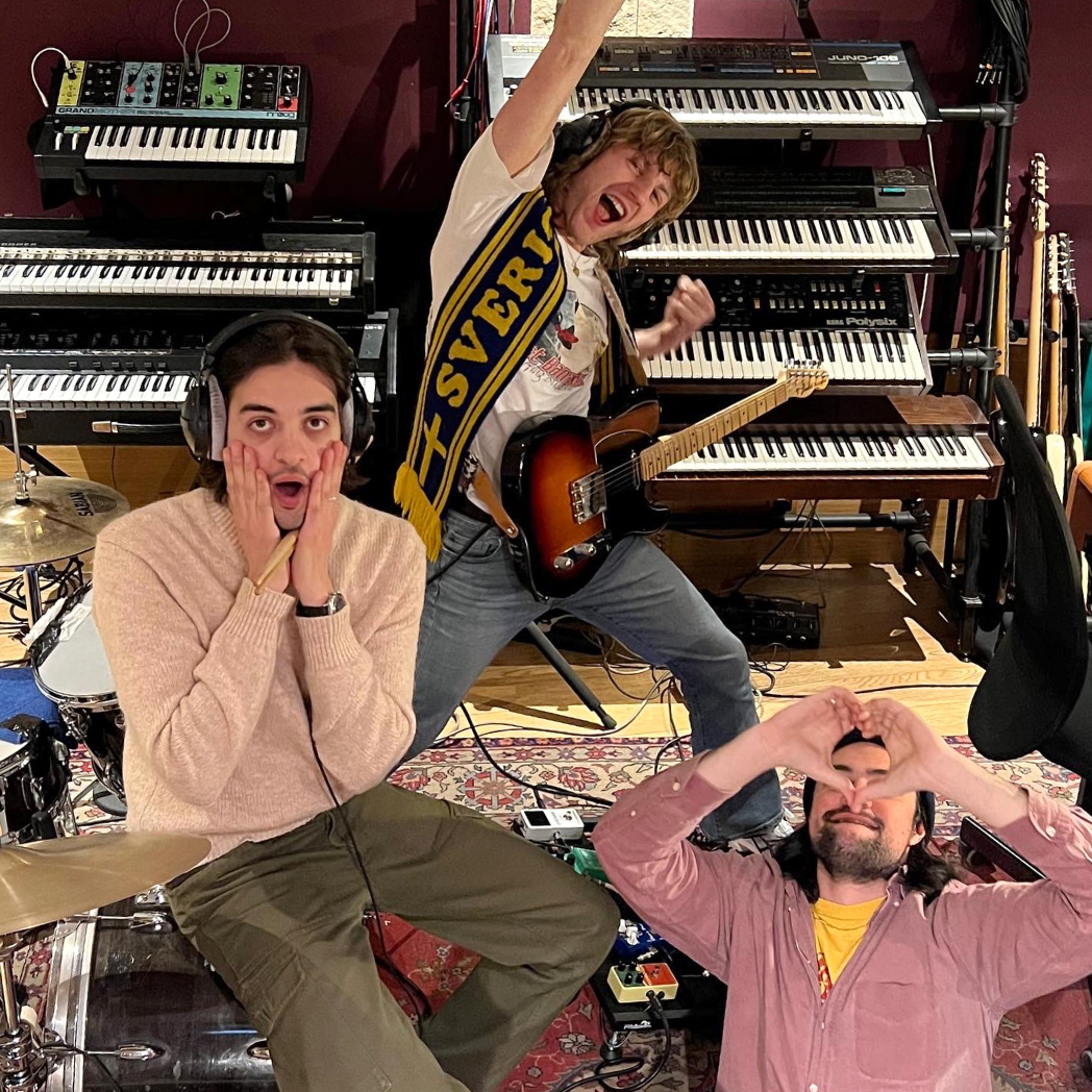 Please  (de gauche à droite : Louis Badha, Aristide Lacarrère et Dylan Amsellem) en studio (2023) © archives personnelles de Please