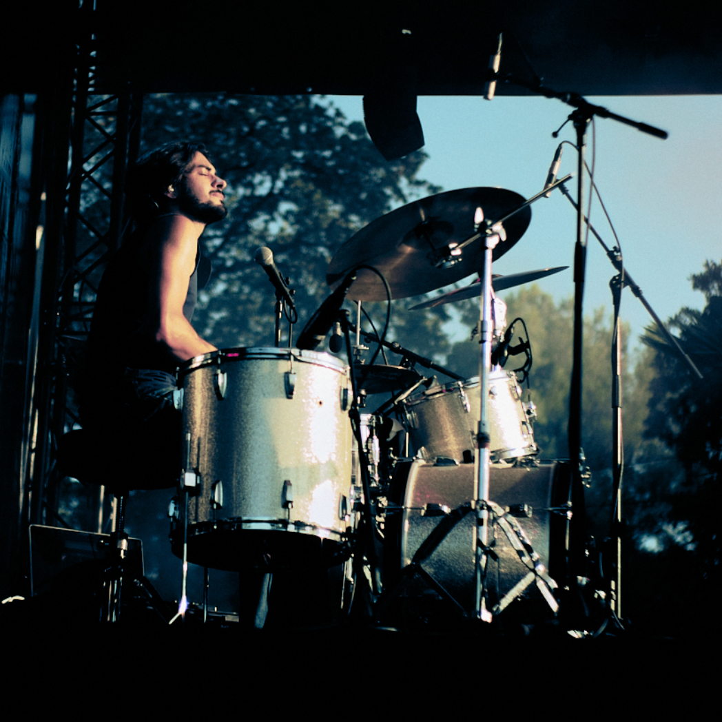 Louis Badha, lors du concert de Please sur la scène du Palmarosa Festival, à Montpellier (2024) © Hector Passat